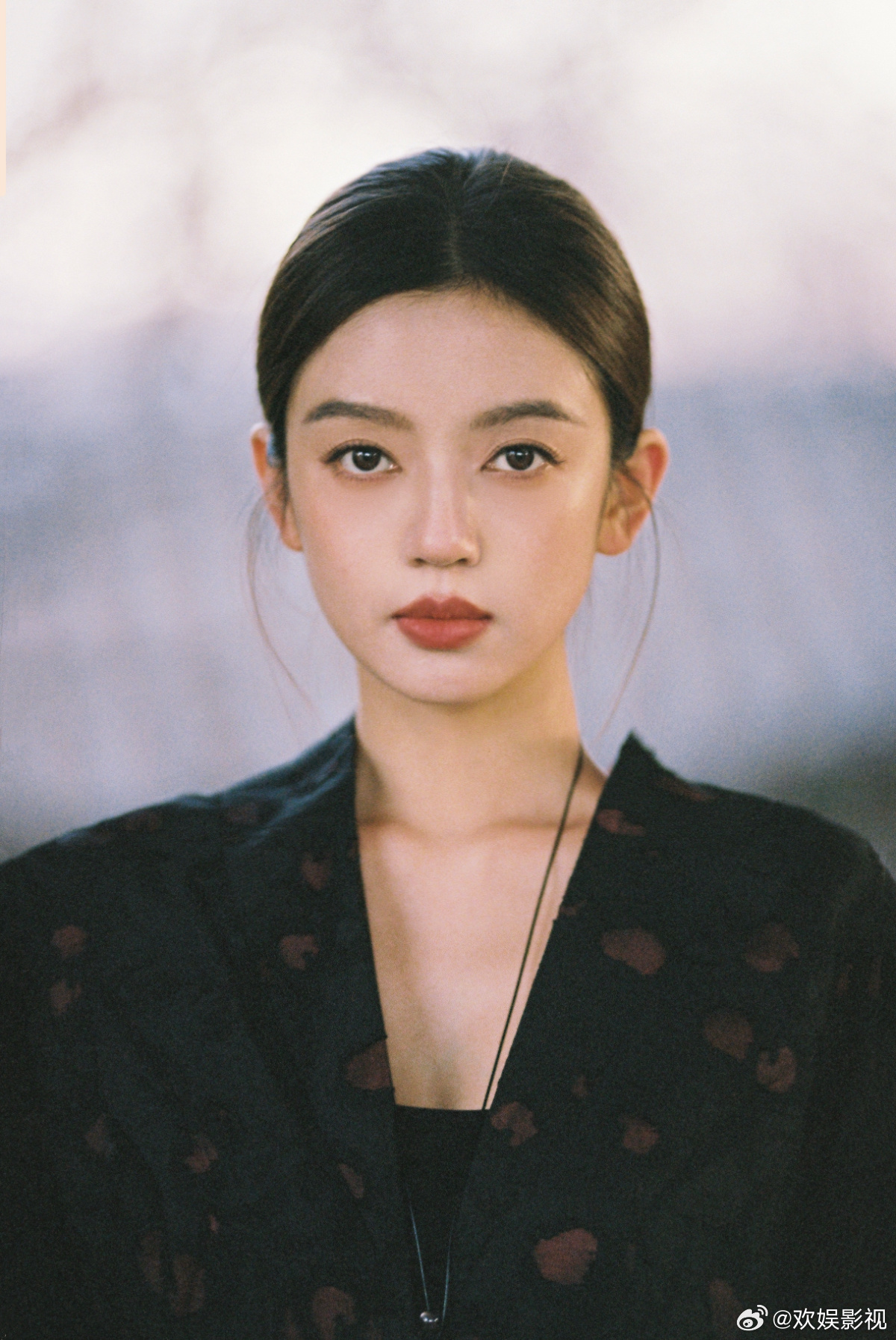 风拂鬓边清韵，春入眉眼悠长。欢娱影视演员最新写真今日释出。 
