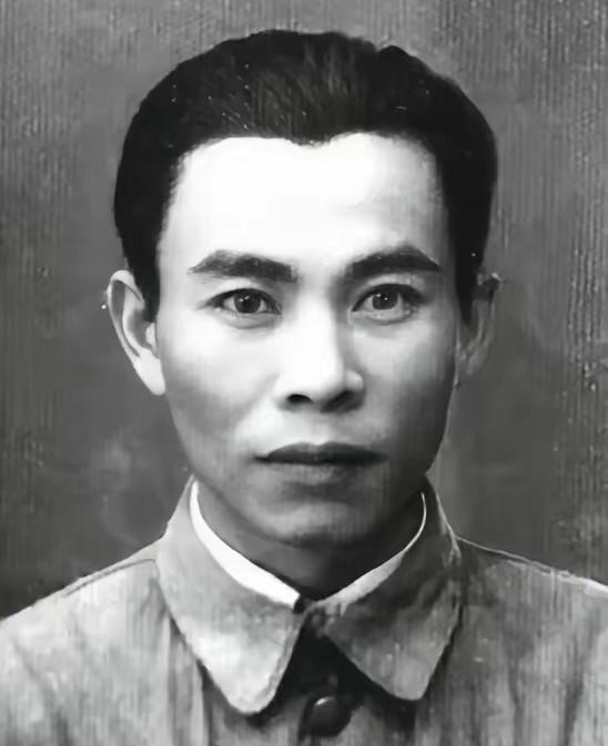1943年底，陈毅接到通知要去延安开会。从江苏黄花塘到延安，四千里路程，日伪军的