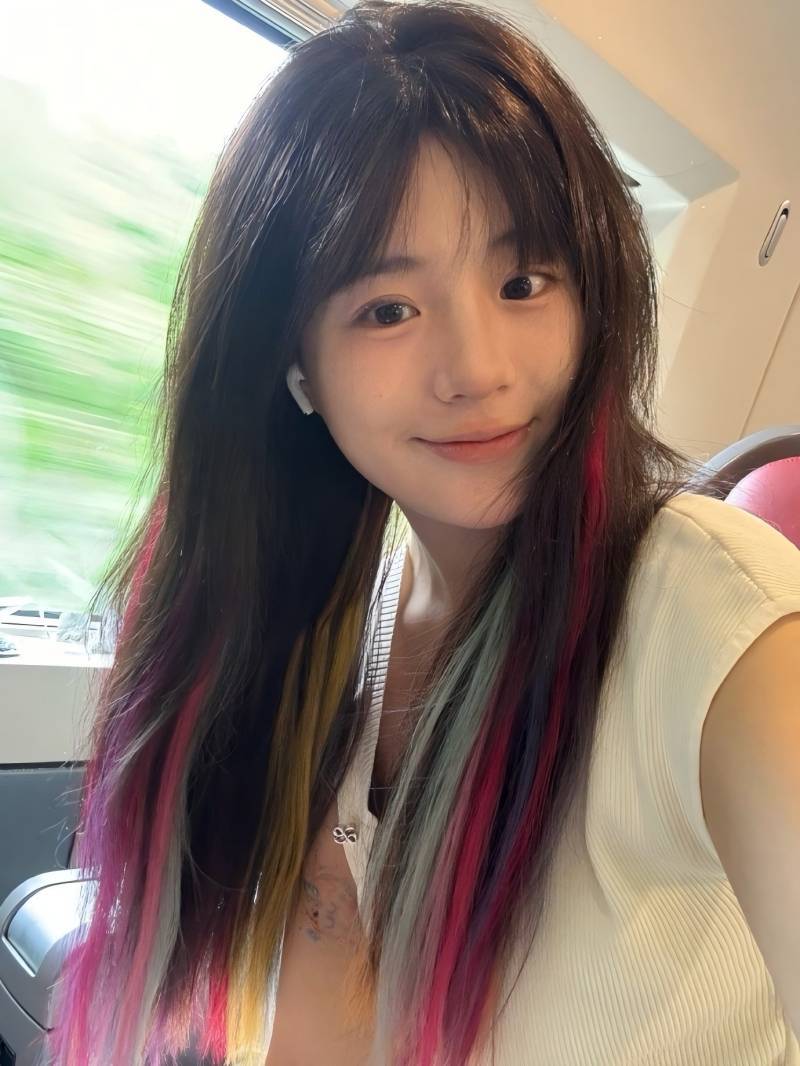 小鱼海棠美颜掉了因vlog特效画面被断章取义，网友两极评价，本人轻描淡写回应误触