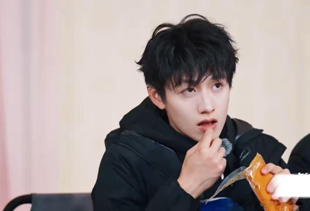 朱志鑫怎么还吃火锅底料朱志鑫偷吃火锅底料一路向海的少年 很多年轻人面对冗长的规则