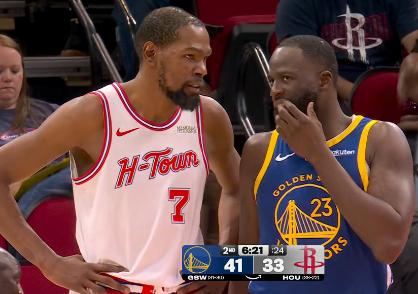 这哥俩聊上了，穿火箭球衣的杜兰特和追梦第一次碰面。 