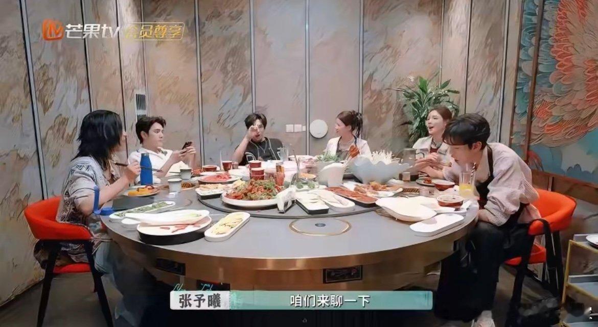 张予曦当店长仪式感足足的 不只是简单闭店，而是用小游戏+随机好礼给顾客留回忆，这