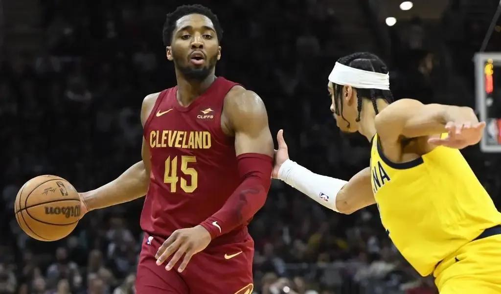 都是演员，骑士放弃冲击东部前三，故意输球，季后赛首发打魔术。
第一，骑士故意输给