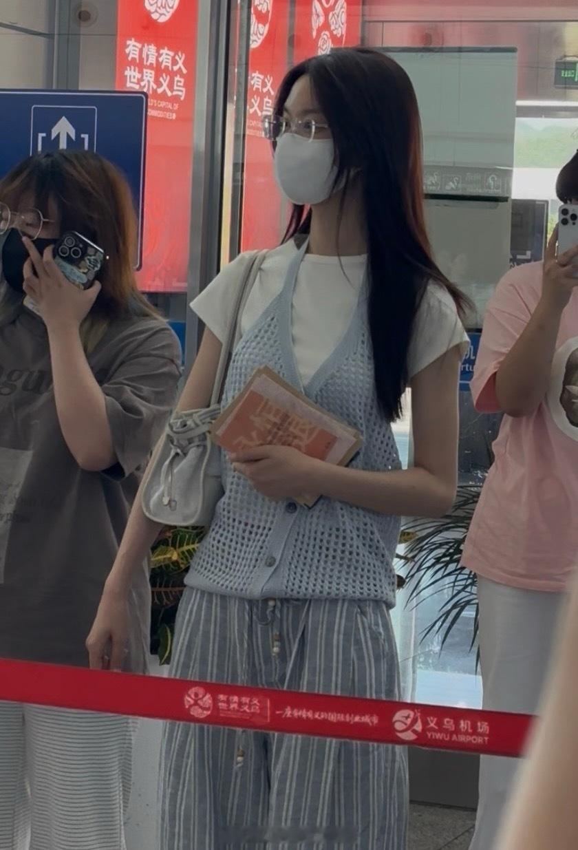 谁又惹陈瑶开心了笑鼠我了，这什么话题，谁又惹这个小陈瑶开心啦～回北京开心了～剧宣