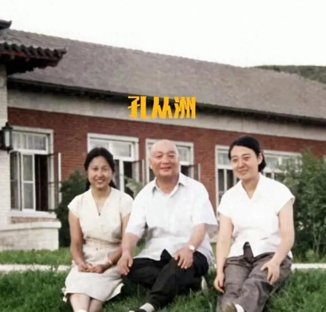 60年代,   开国中将孔从洲 与女儿孔淑静 和儿媳李敏 父女三人坐在草地上的一
