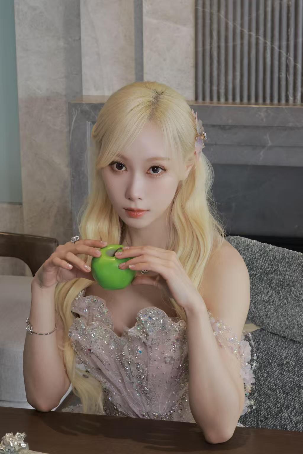 韩东 自带老鼠干走红毯 别的明星走红毯带高定，韩东走红毯带老己…老鼠干：没想到我