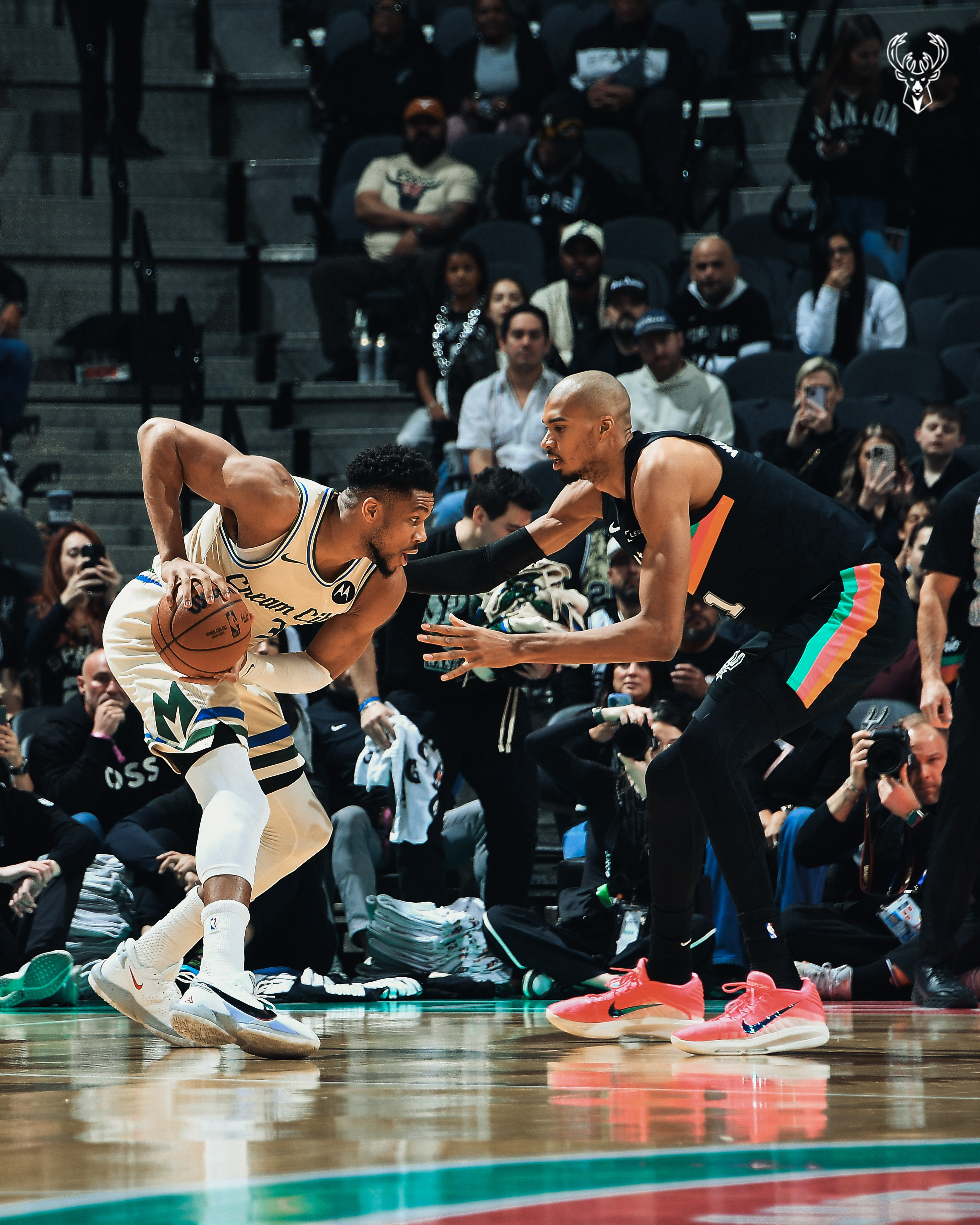 雄鹿第三节落后马刺35分了nba