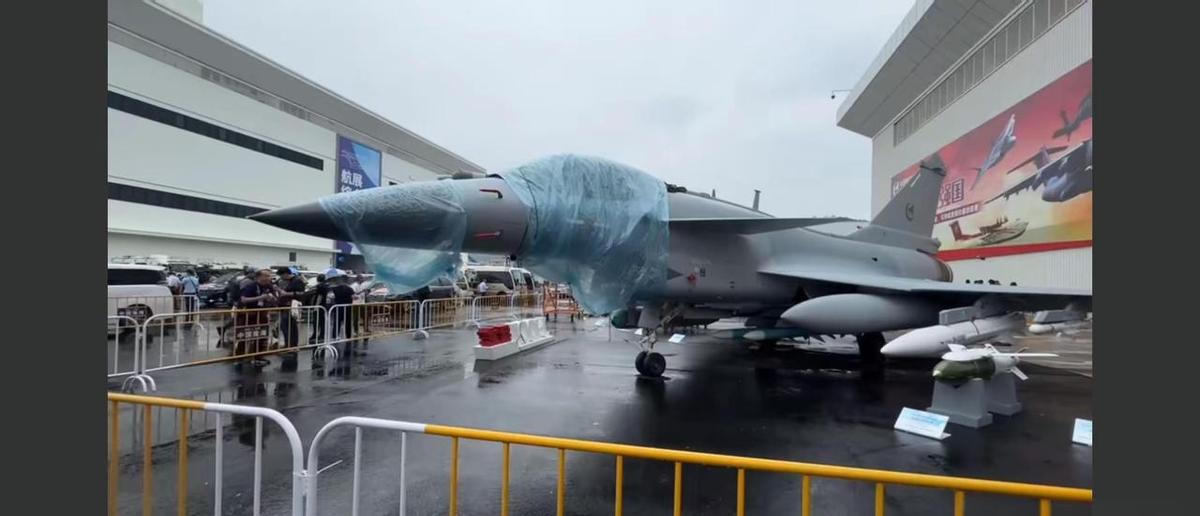 歼-10C自己占了个C位，就在观礼台边上，连导弹都配好了——PL-15E，一挂就