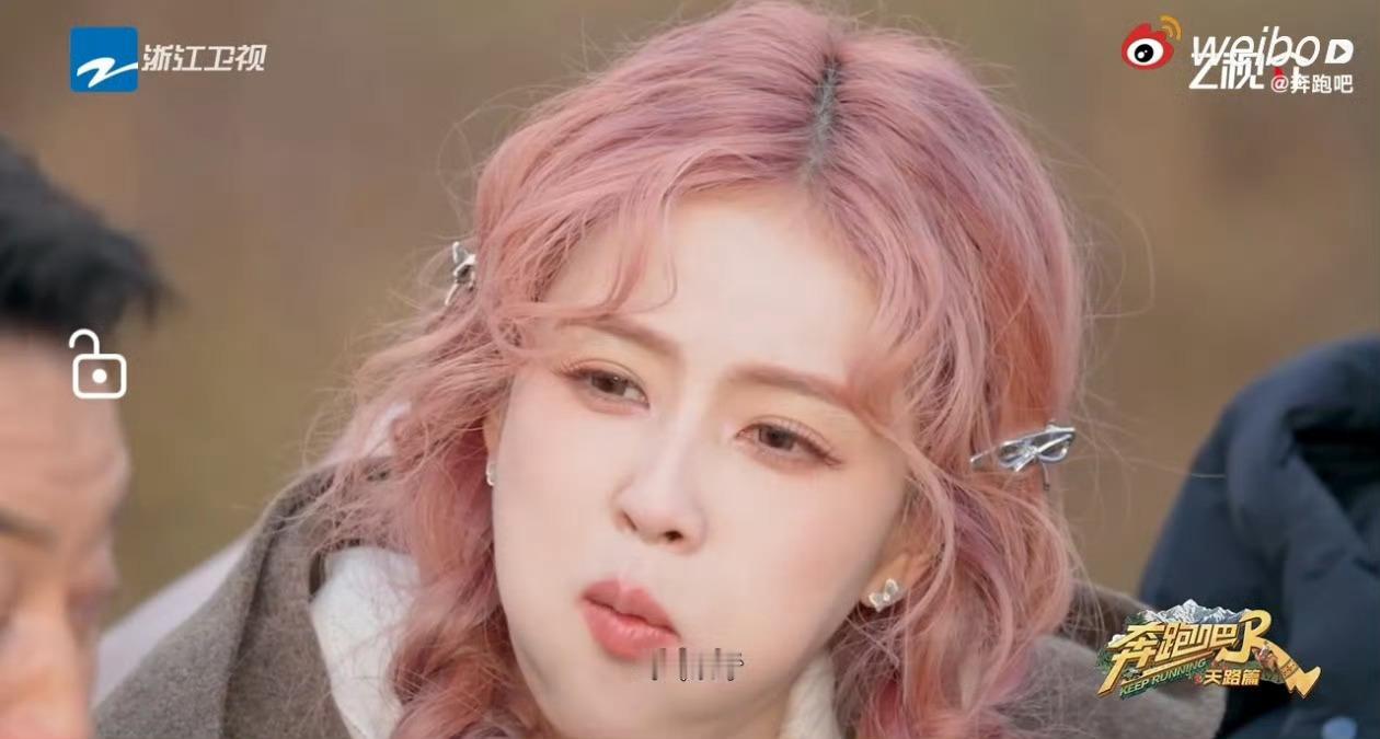 最好笑的是白鹿一边嚼一边化，还一边往嘴里塞，别人都是吃十个，她一顿操作半袋子棉花