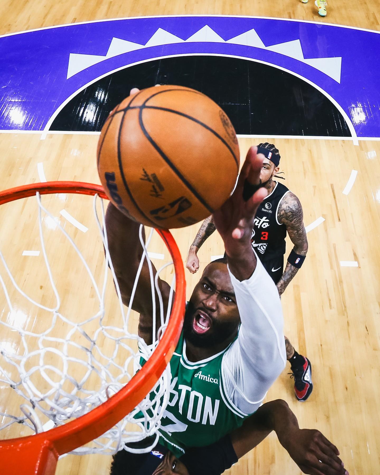 近12场比赛赢下10场！凯尔特人社媒晒球员精彩赛场组图