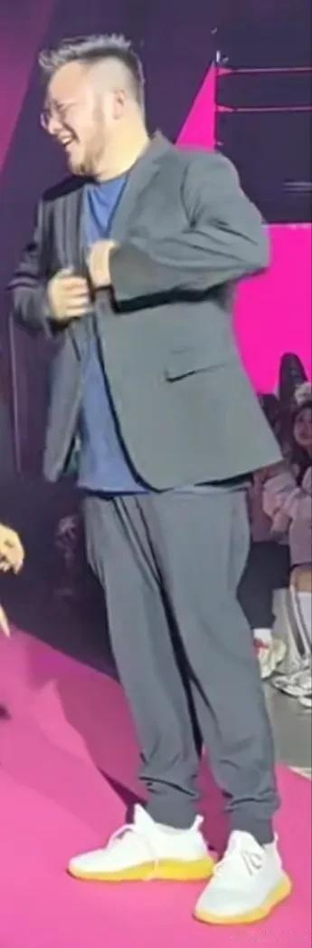 著名小品演员宋丹丹的儿子巴图长得太豪放了，一脸的络腮胡子，身材魁梧雄壮，虽不是小