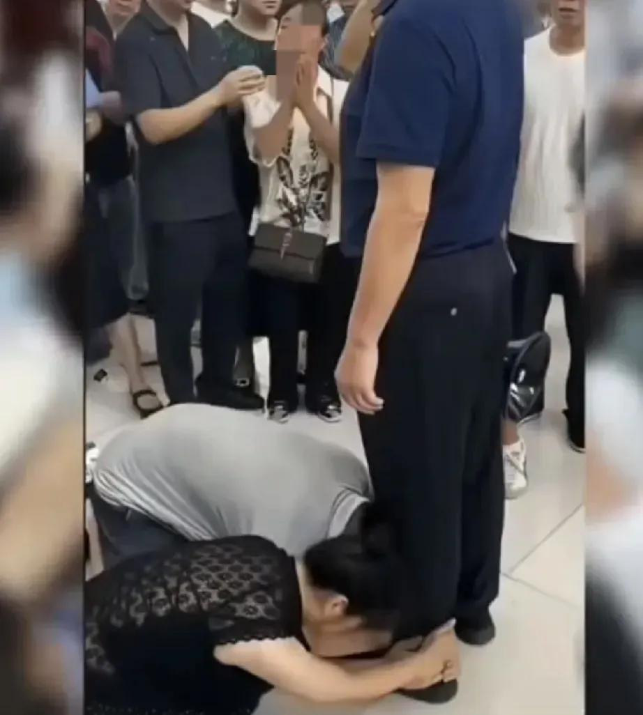 这一幕谁能不心痛？

没钱，没背景，就活该受欺负，为自己孩子讨公道，就只能跪下吗