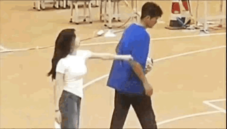 图一：女朋友生气的时候，作为男朋友应该要多哄一下，跟着一起生气那岂不是火上浇油？