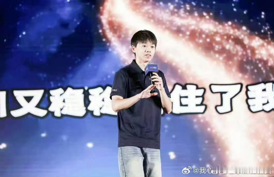 上海交大学霸在论坛玩起赛博说唱谁能想到严肃的AI论坛，直接上演说唱舞台。上交大学