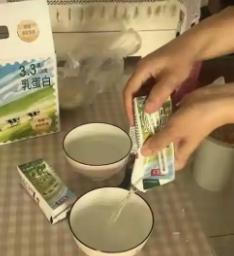 太扯了！江苏，有网友网购了10箱纯牛奶囤给孩子喝。眼看喝得只剩3箱了，他自己开了