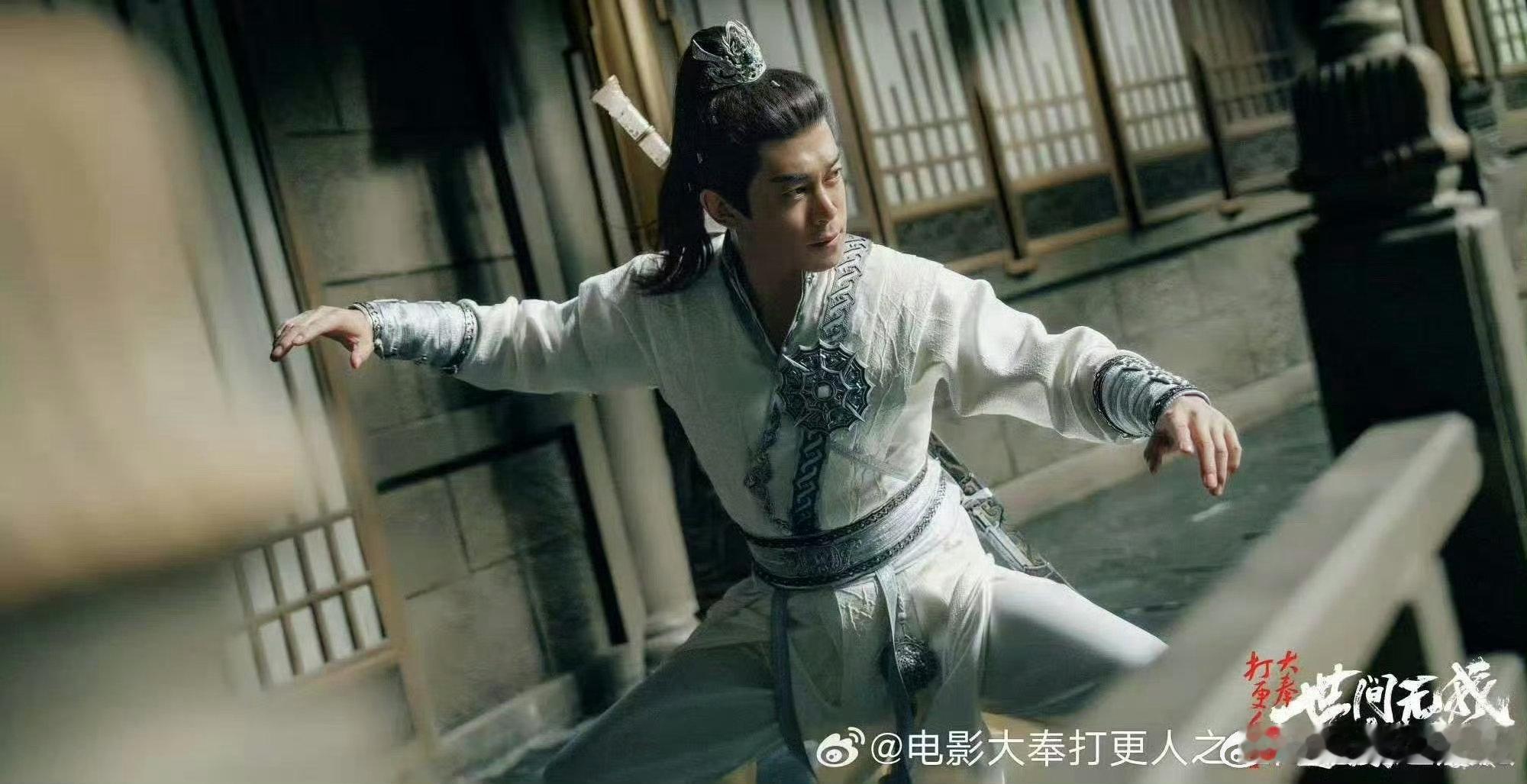 战损赛道被刘冠麟闯进去了  刘冠麟饰演的杨千幻，阵师之身却肉搏开燃，一人一枪一旗