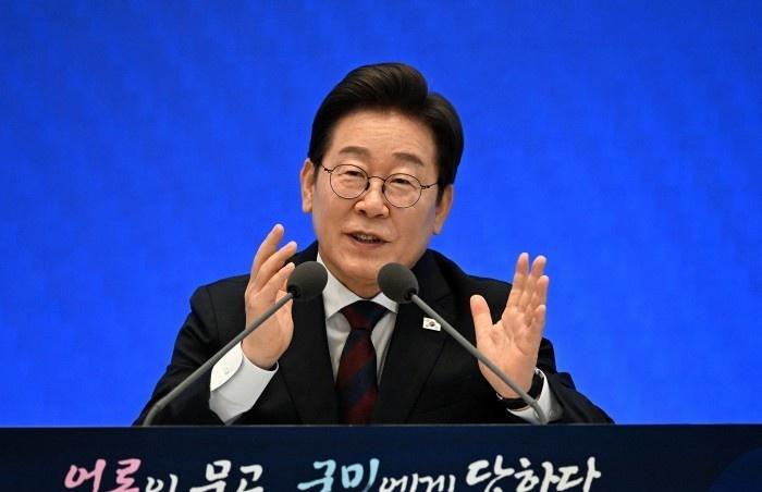 【民调：李在明施政好评率小幅降至55% 差评率升至36%】最新民调结果显示，韩国