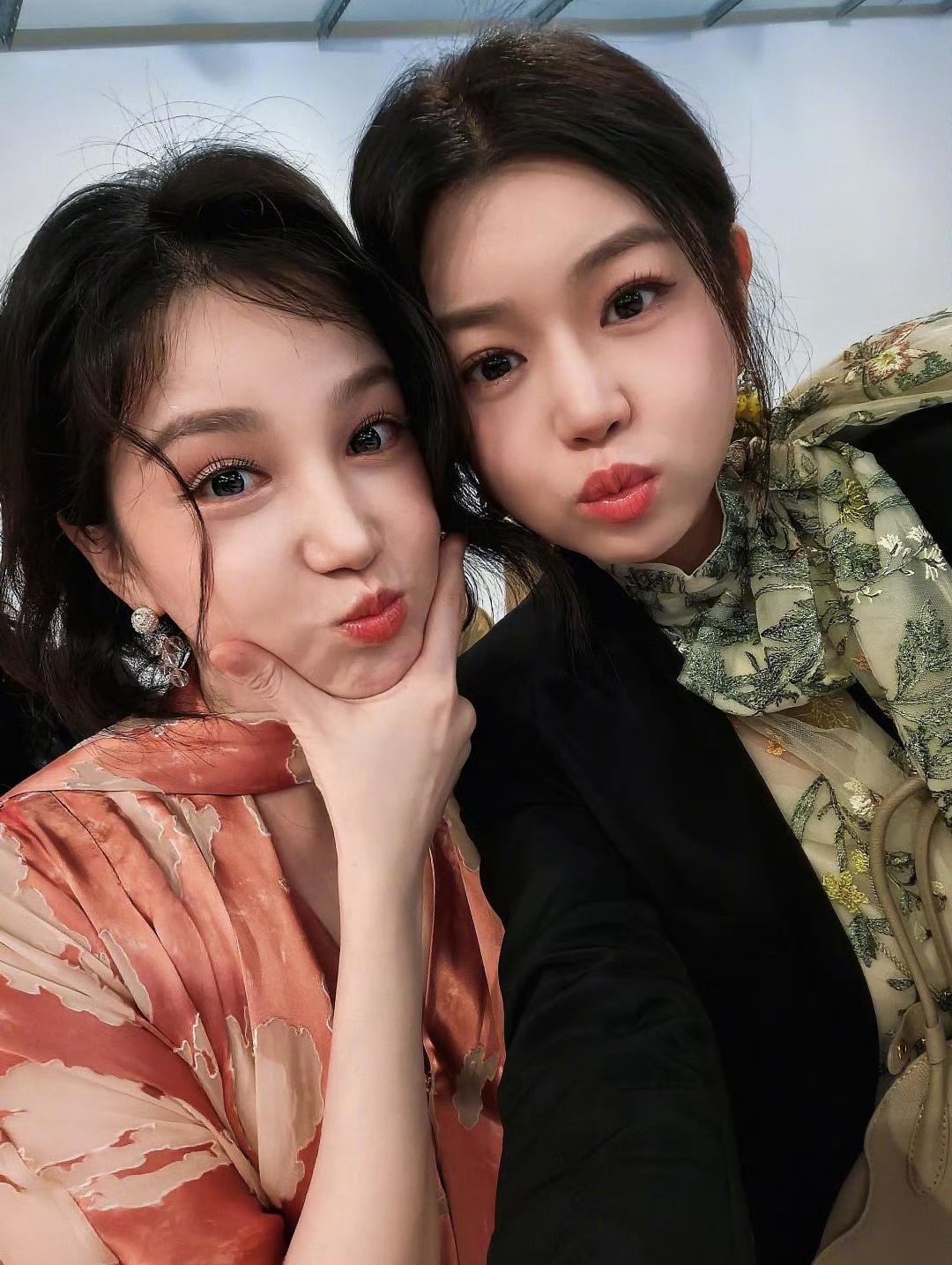 陈小纭陈妍希同框
你们觉得谁更好看一点
有人说，陈妍希属于耐看型的
越看越好看…