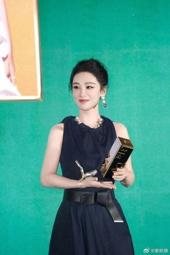 杨紫 上天一定要眷顾我的女孩杨紫白玉兰晚宴内场聊耳环杨紫主动让c位