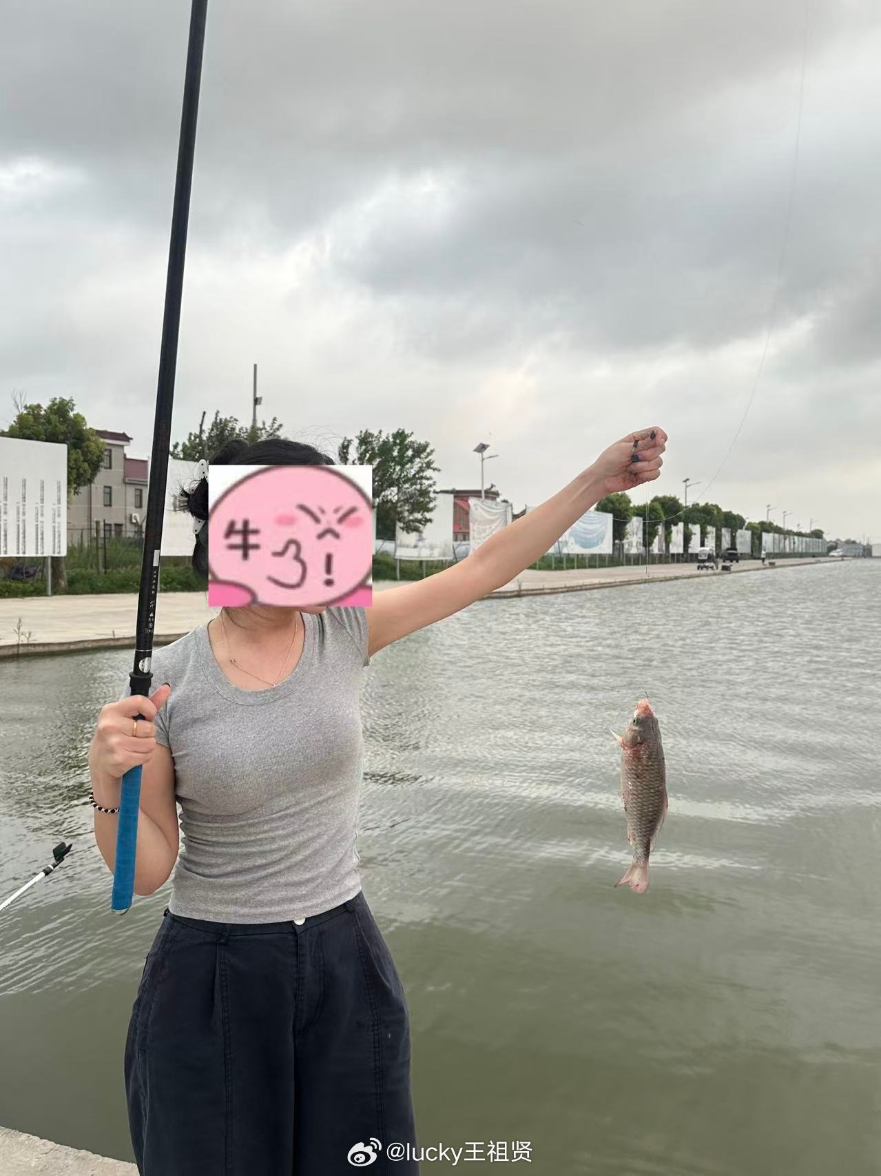 哈哈哈哈 钓鱼真不玩手机（纪念第一次钓到鲫鱼！ 
