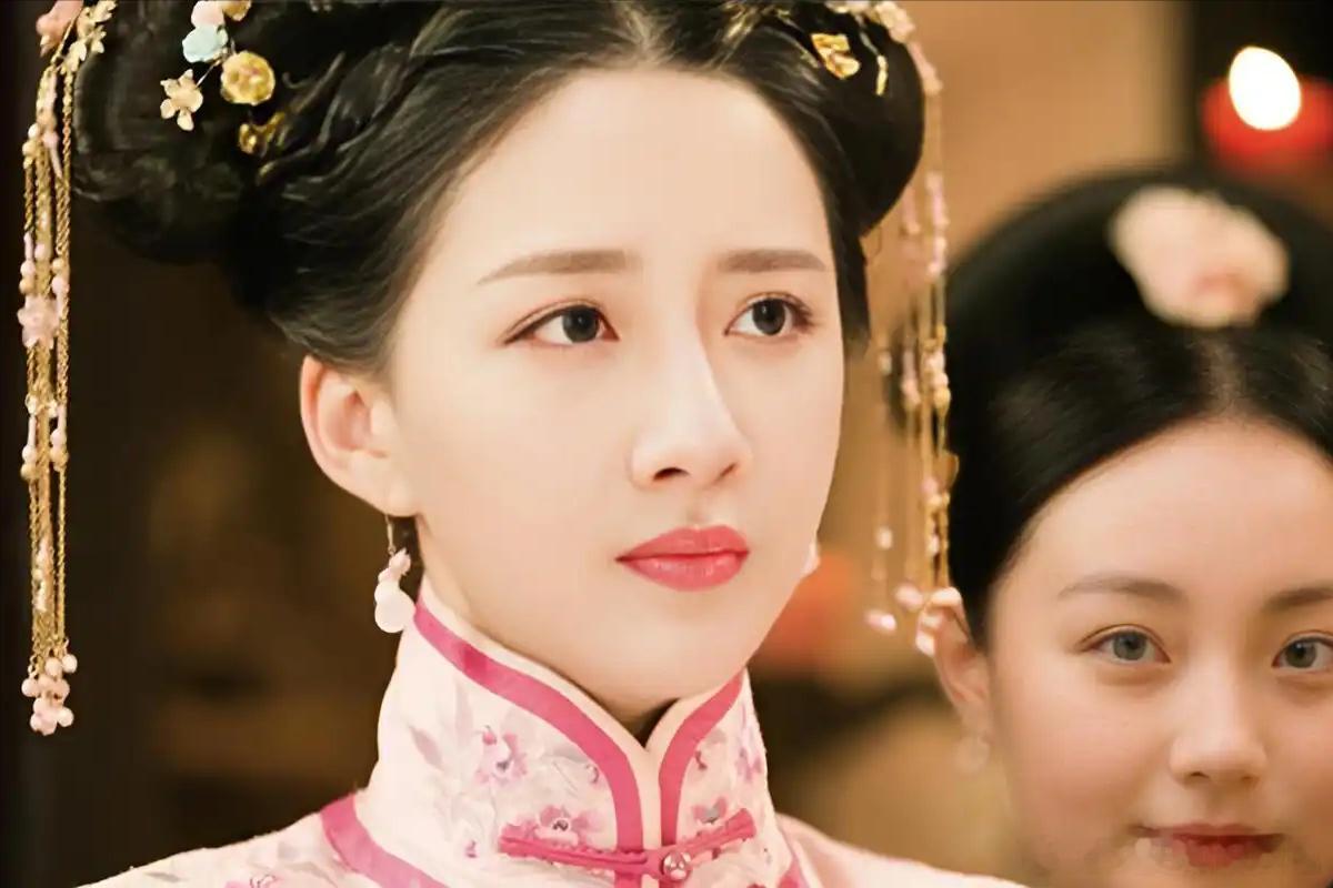 1635 年，盛京刑场上，一个女人被绑着。她曾是努尔哈赤最尊贵的女儿，两任额驸都