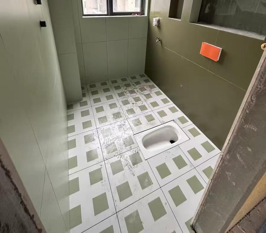 卫生间贴砖墙地砖对缝。这个怎么对缝？元芳你怎么看？