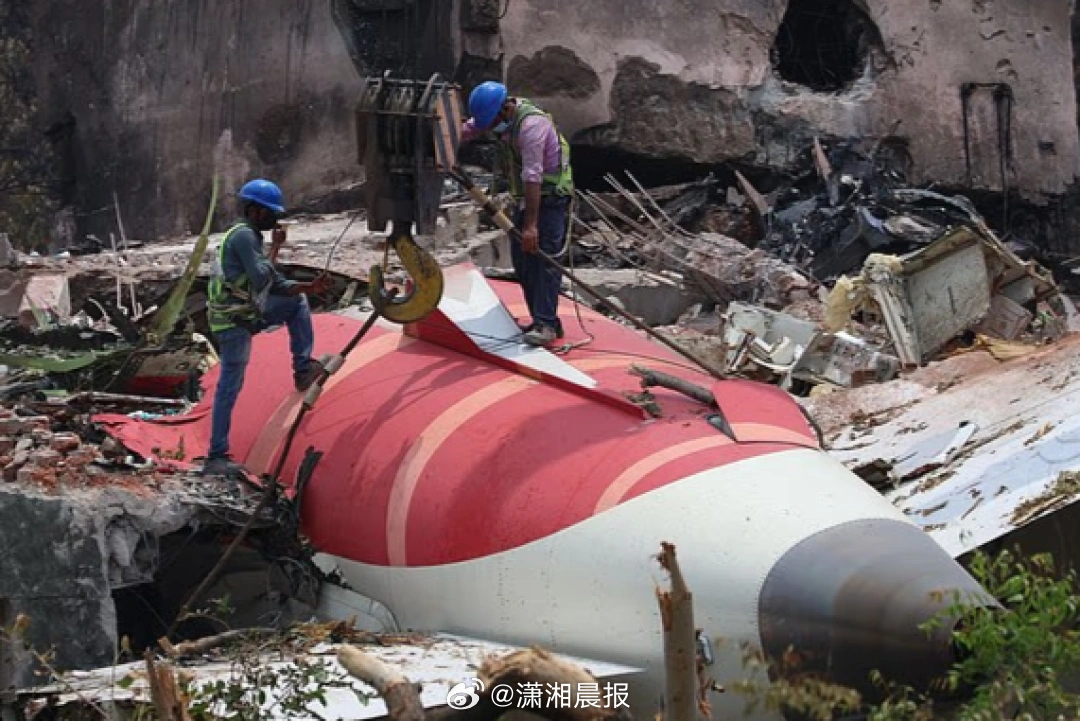 【#多个印度空难遇难者遗体被送错##多具印度空难遗体被放入一个棺材#】近日，部分
