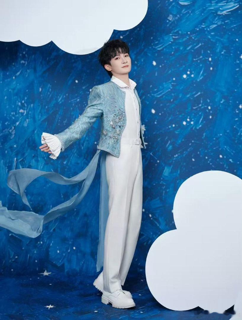 周深背后大屏出现钱学森 浪漫歌声致敬星辰先驱，周深舞台直击人心，大屏珍贵画面浮现