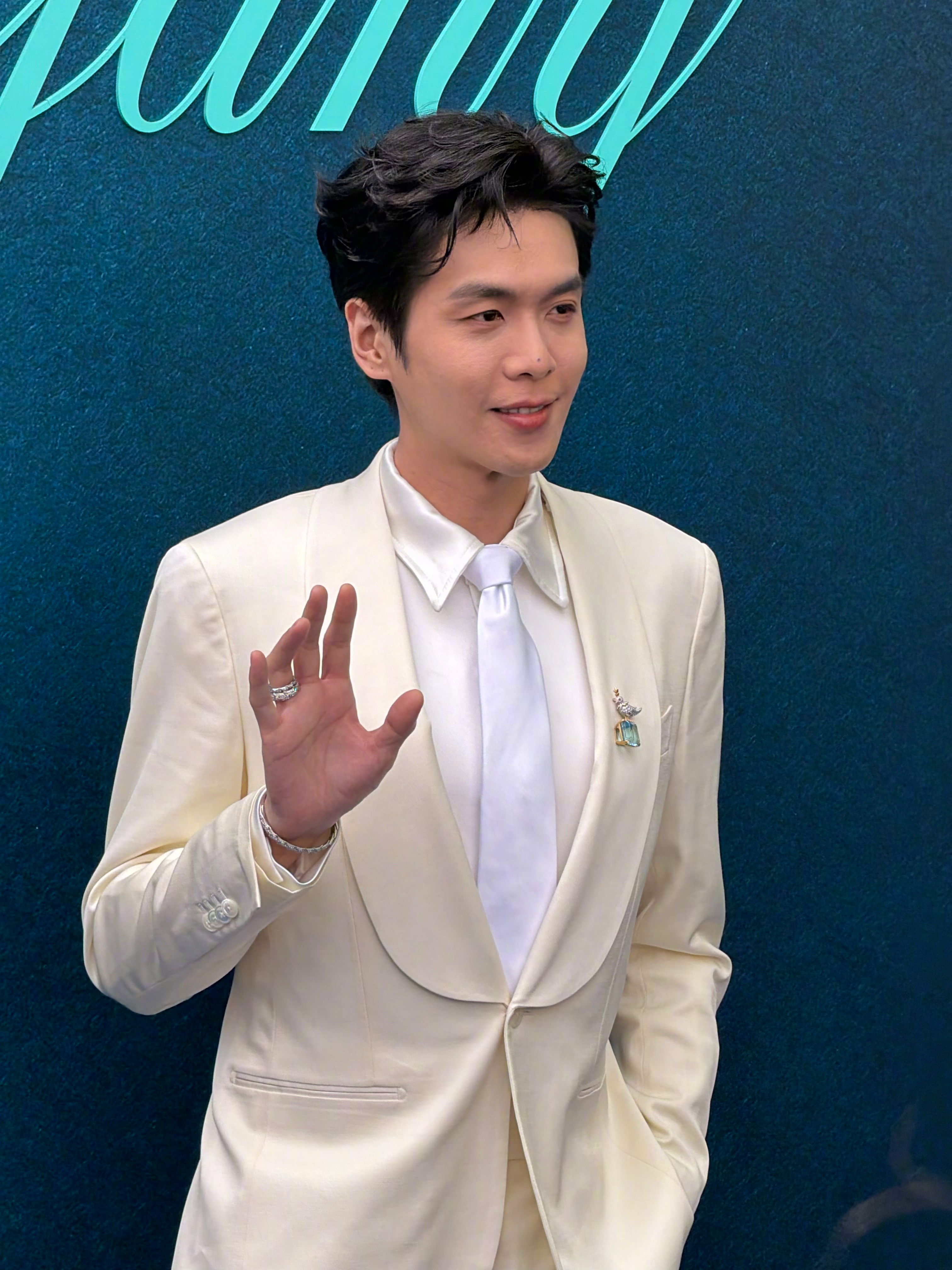 张若昀 in Tiffany 💎 今天是白马王子造型~ tiffany三里屯开