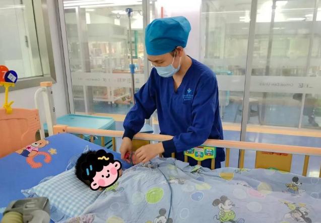 湖南，4月30日，报道，一9岁男童在学校操场玩耍，竟被剧毒短尾蝮蛇咬伤，老师发现