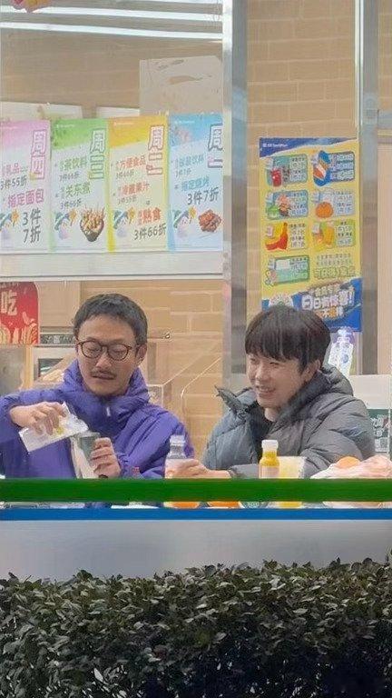 张兴朝李嘉诚便利店调酒碰杯 冰杯调酒被他们玩出了仪式感，两人的动作默契十足，碰杯