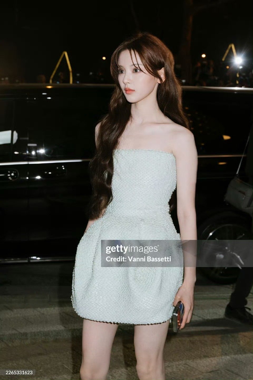 杨超越抹胸鳞片裙杨超越g社生图 杨超越抹胸鳞片裙亮相巴黎时装周，g社生图颜值抗打