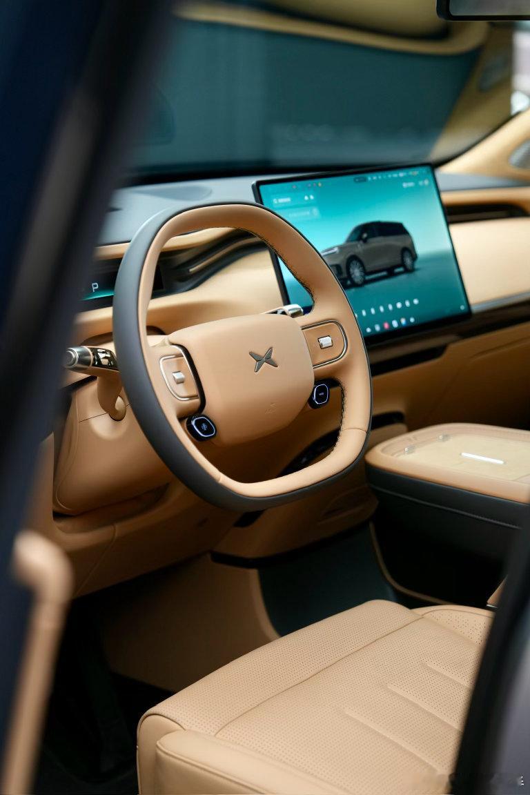 大家好给大家介绍一下这是小鹏GX前天去棚里看的实车看完之后我说车好到想要看看小鹏