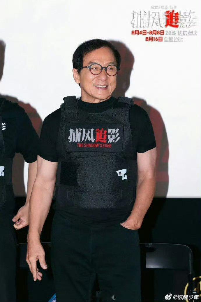 成龙回应近十年最好看的成龙电影 感谢导演的夸奖和喜欢！确实是前途无量的文俊辉！！