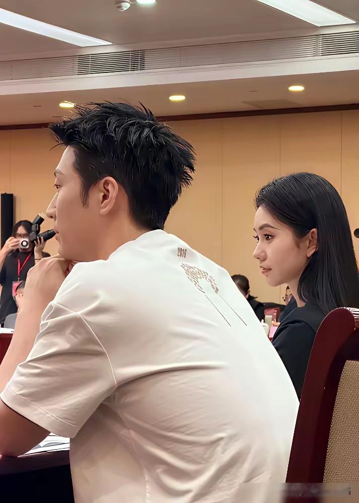 窦骁这么帅，他身边的女孩那么美，何超莲会不会有危机感！[泪奔]