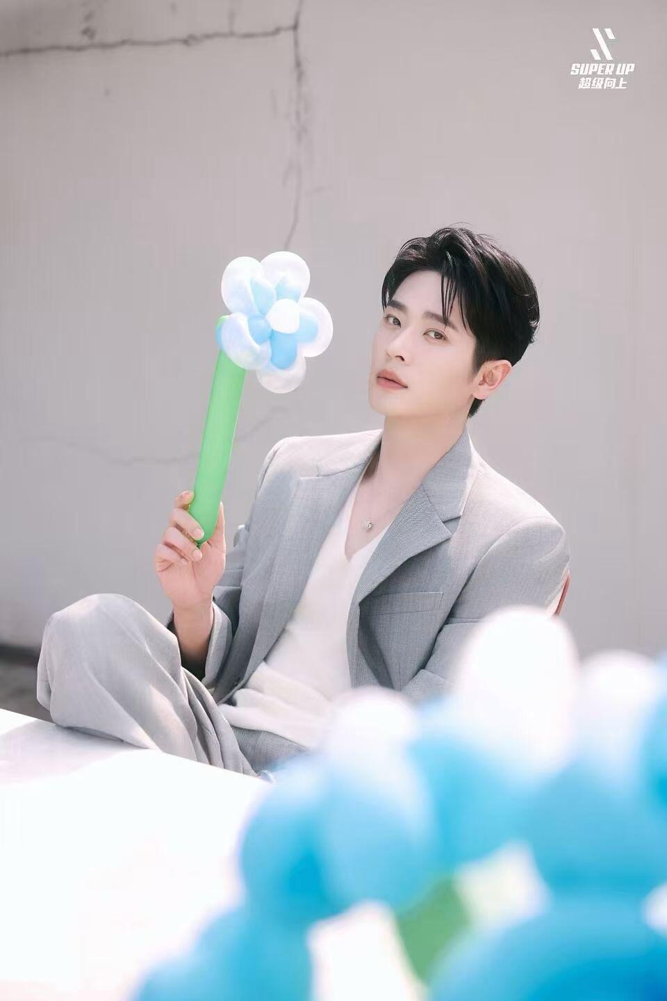 丞磊 大大方方清清爽爽的丞磊这组状态真的太绝了，身姿舒展如春风拂柳，举止得体恰到