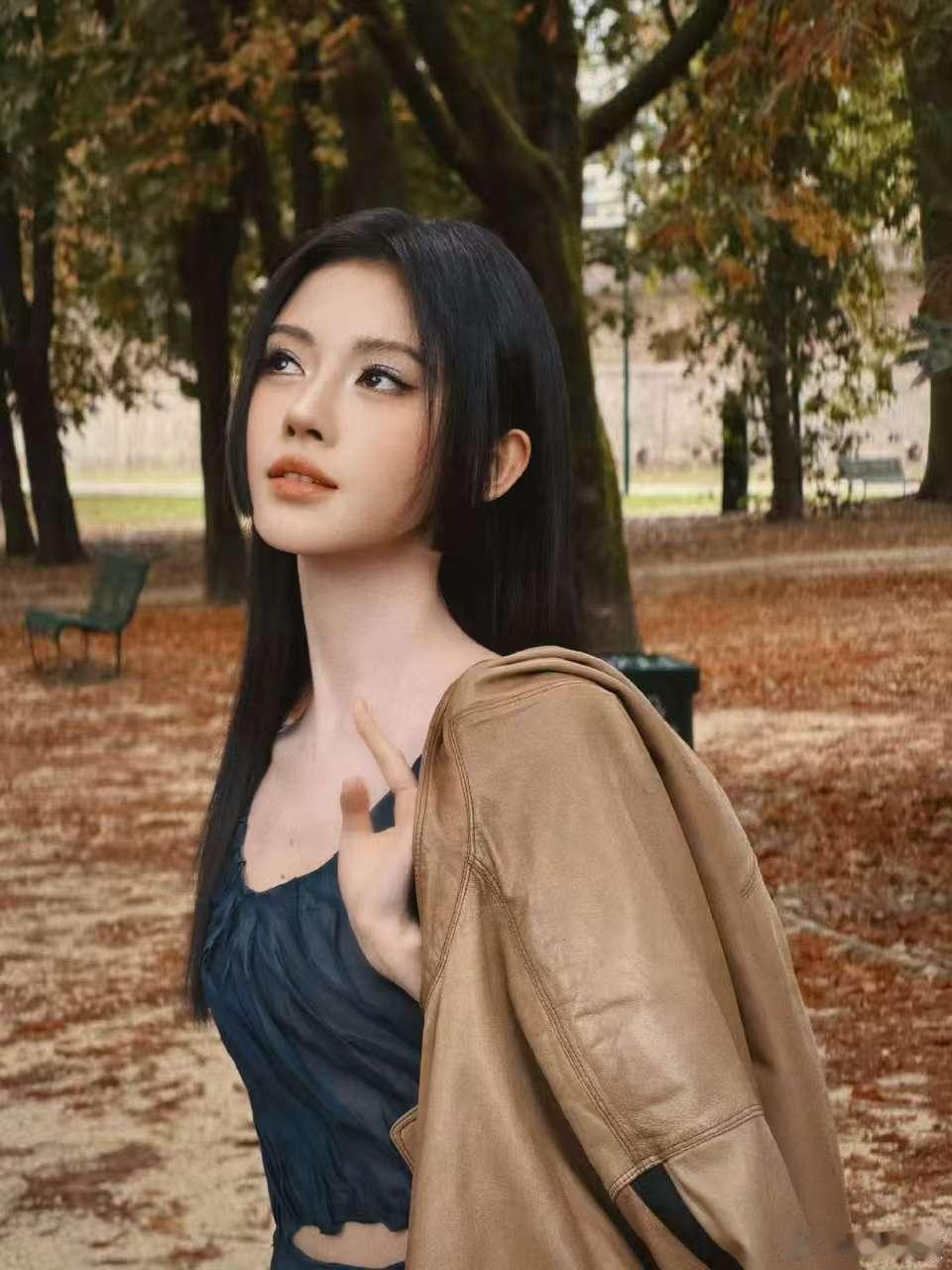 华天崎给鞠婧祎化的时装周妆华天崎给鞠婧祎化的妆容华天崎给鞠婧祎化的妆容，花絮来了