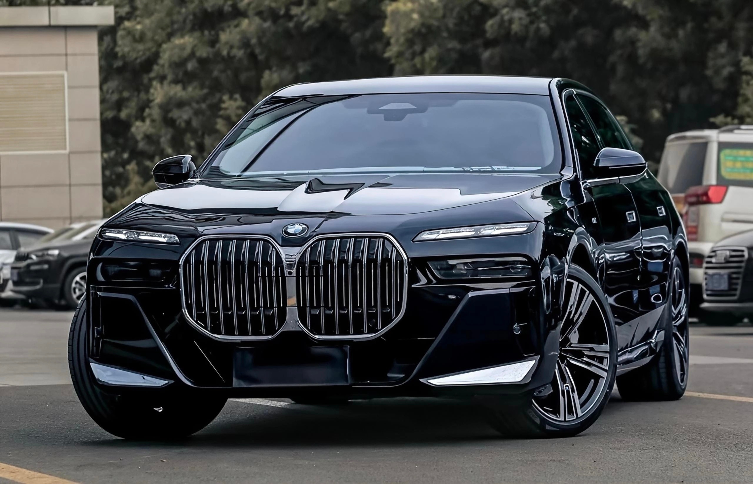 宝马7系降价约27万宝马7系的大鼻孔是真的帅，所以现在降价这么多，大家可以入手了