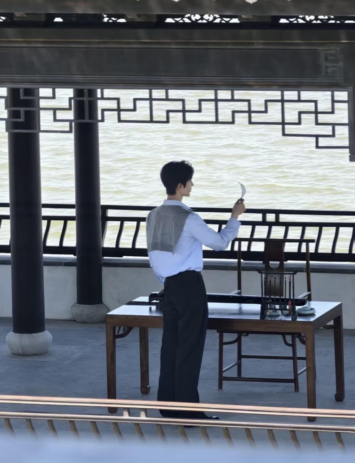 张凌赫这组照片拍得很有氛围感，想叫一声：学长……

满足了所有人的期待，颜控、手
