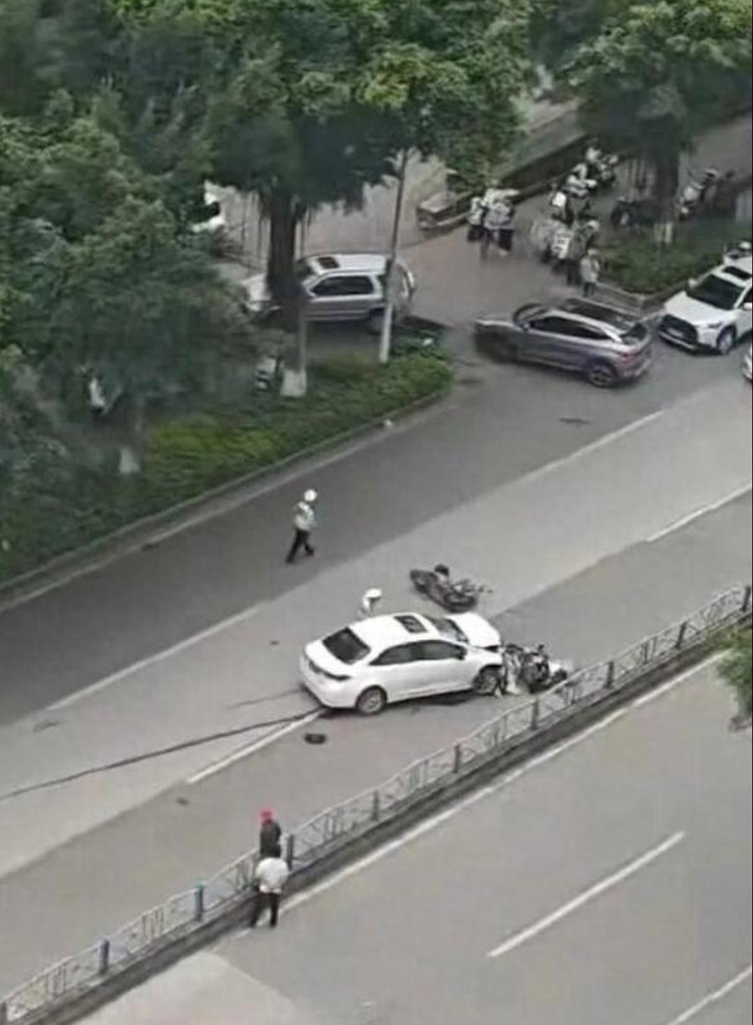 福建南安一车辆逆行撞倒多人
4月19日，福建南安市水头镇发生一起车辆逆行撞人事故