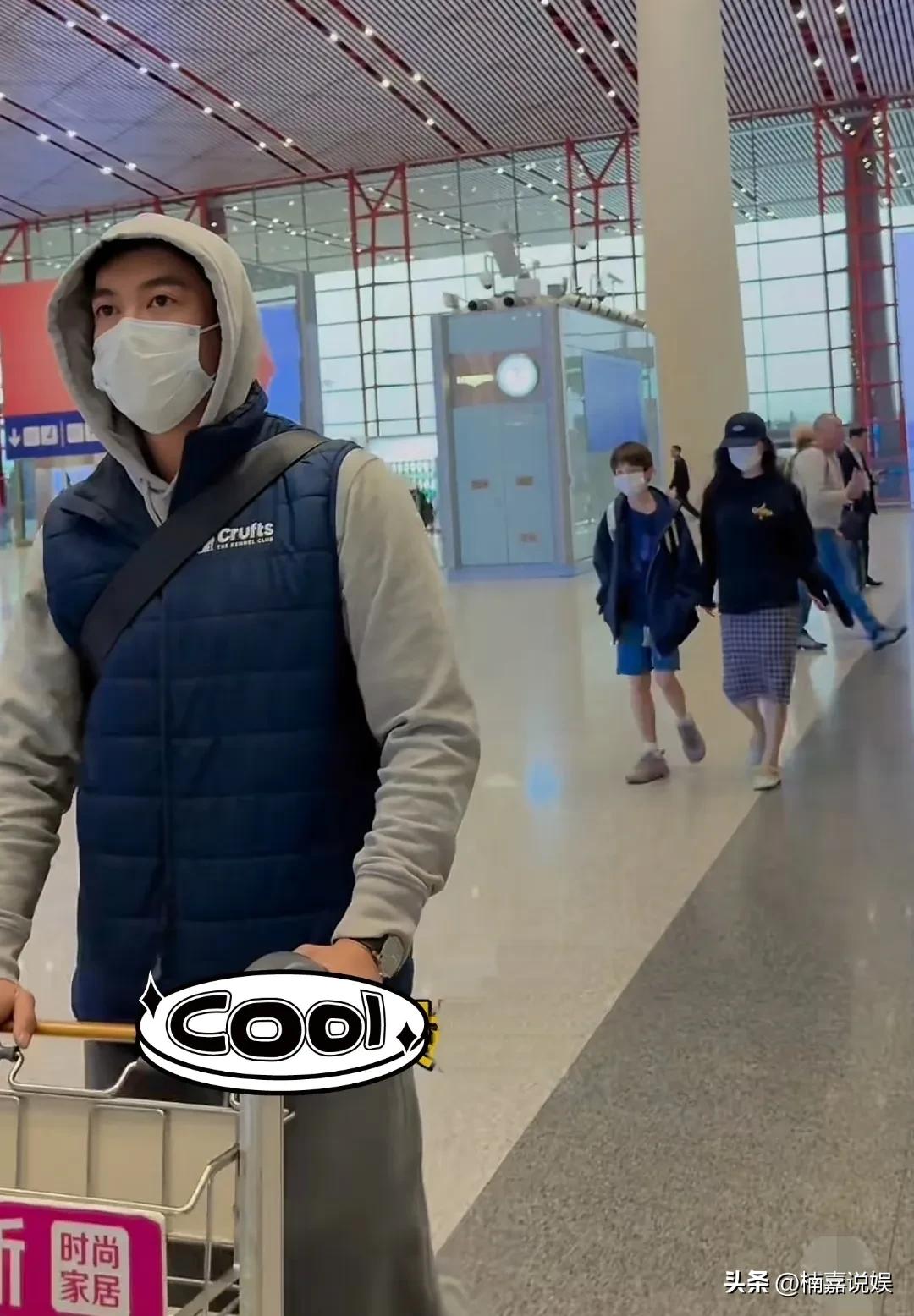 杜江和霍思燕带着儿子嗯哼和自家的狗狗，现身机场，准备带着狗狗去泰国，参加比赛。