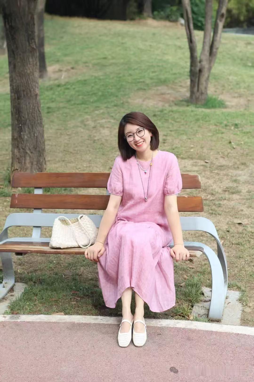 41岁没结婚没孩子，化妆了原相机记录下自己 。

今天心情大好，穿上这条粉色连衣