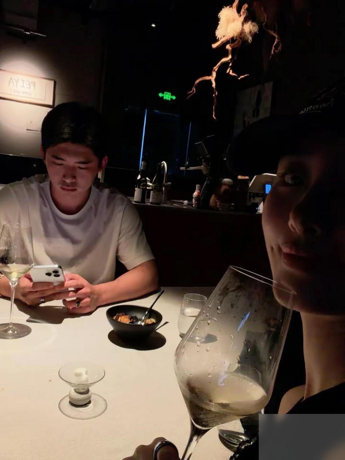 杨采钰真是嫁对了人，富三代老公年轻帅气，两人颜值登对太养眼了

但我觉得，外界真