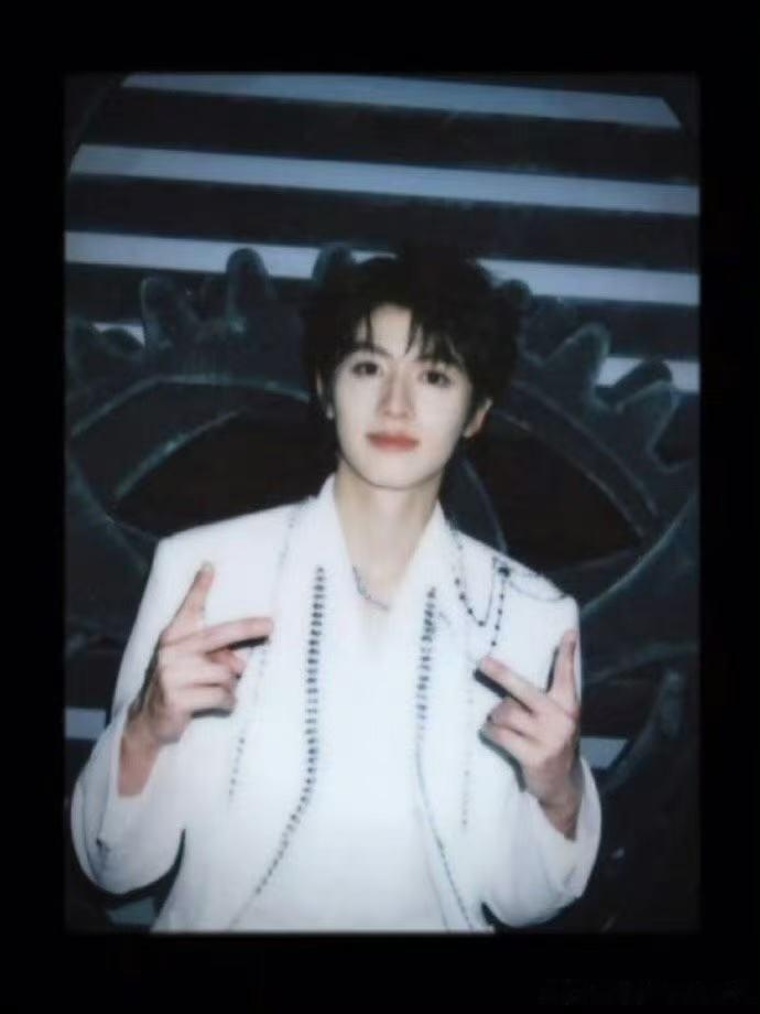 TOP披哥白衣拍立得 ​​​我们五小登就这样整整齐齐～这套拍立得太帅了！ ​​​