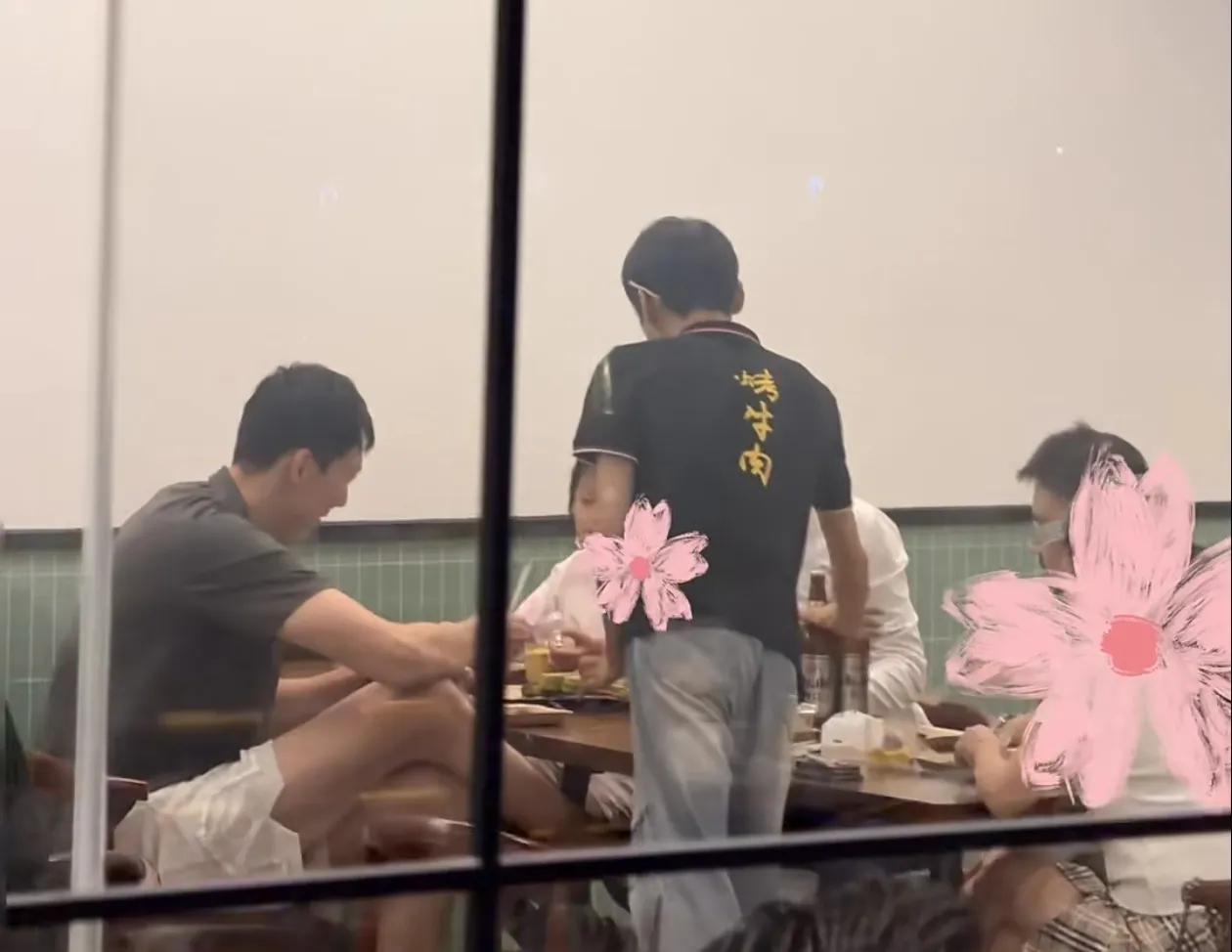 腿比餐桌高，周琦在外面吃饭全靠手长！

近日有网友发现周琦在街边一家烤肉店和朋友