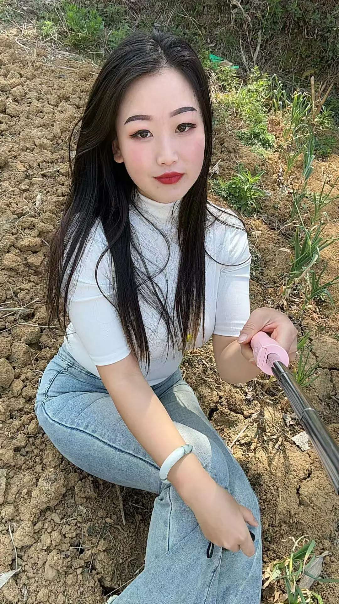 农村姑娘下地干活 随手一拍都是美景 感情才是世界上最残忍的东西