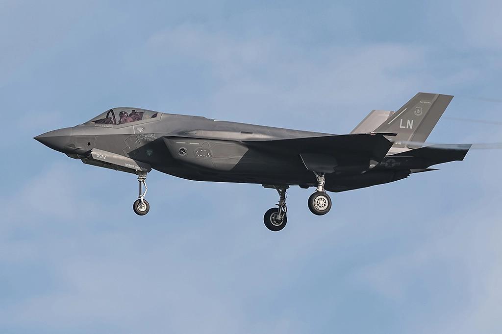 两架美国F-35A发出求救信号
美国空军F-35A“闪电II”战斗机在阿曼湾海域
