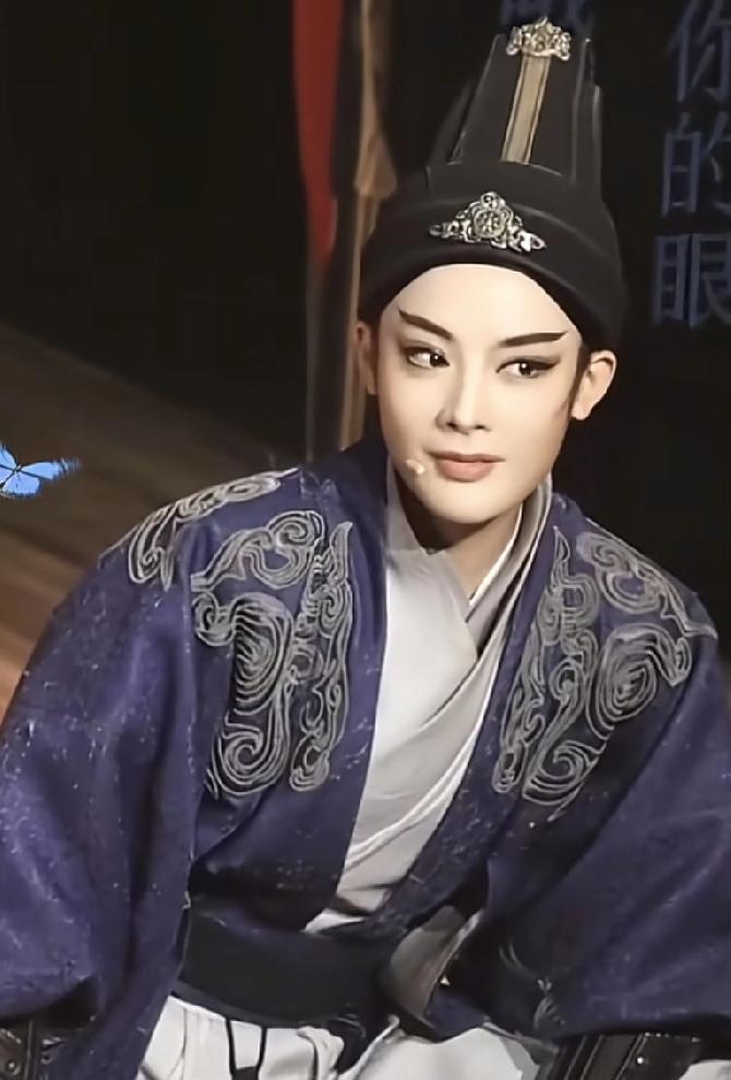 一个被塞进剧组当“引流工具”的演员，只用了11天，抽肿了整个影视圈的脸。
导演吴