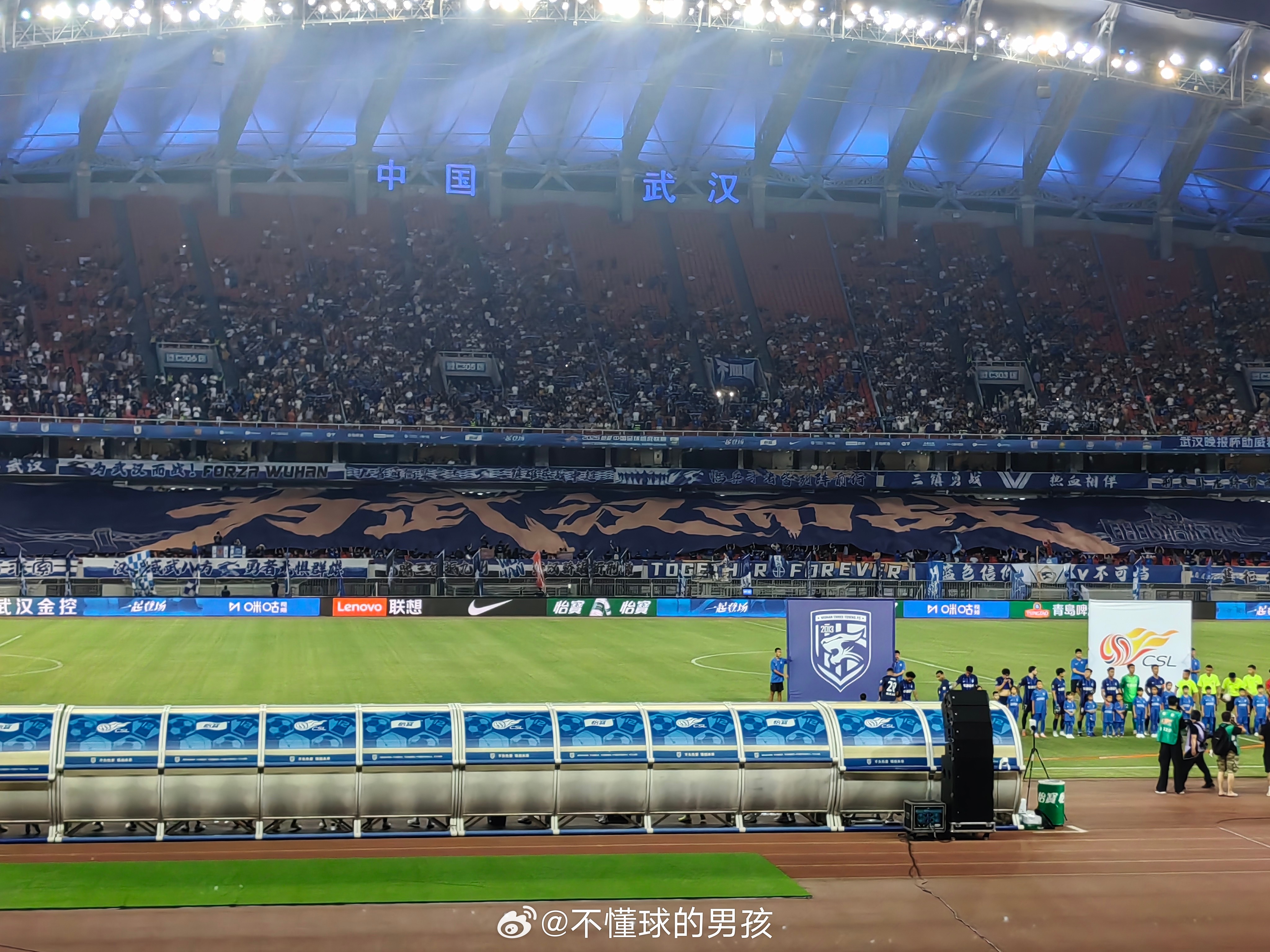 主场巨型Tifo“为武汉而战”缓缓展开。这座城市的期待，全部压在了球队身上。全队