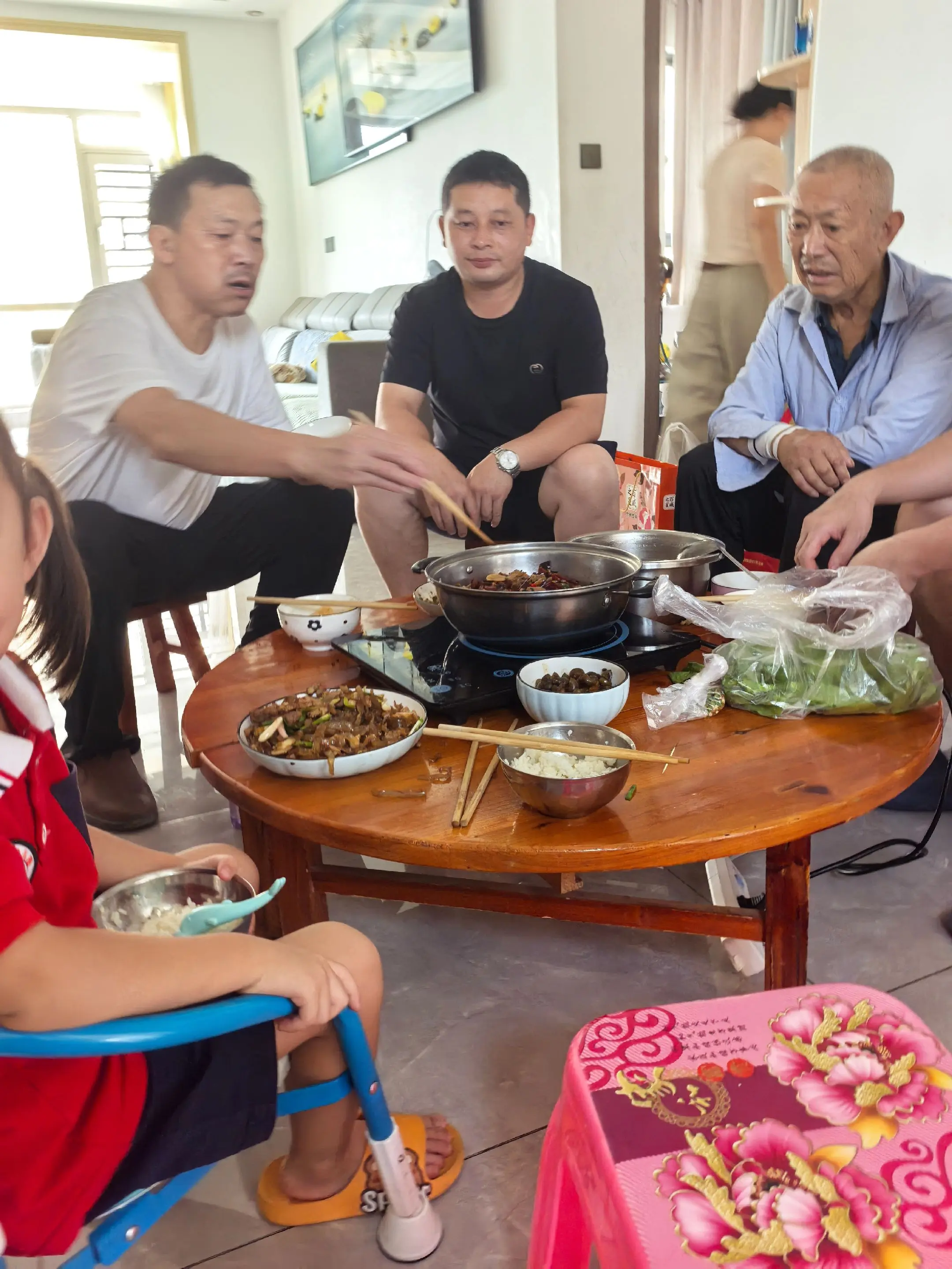 视频也拿他发过了，我的家人他也见过了。偷拍🤪我的粉丝姜老板，今天他又...